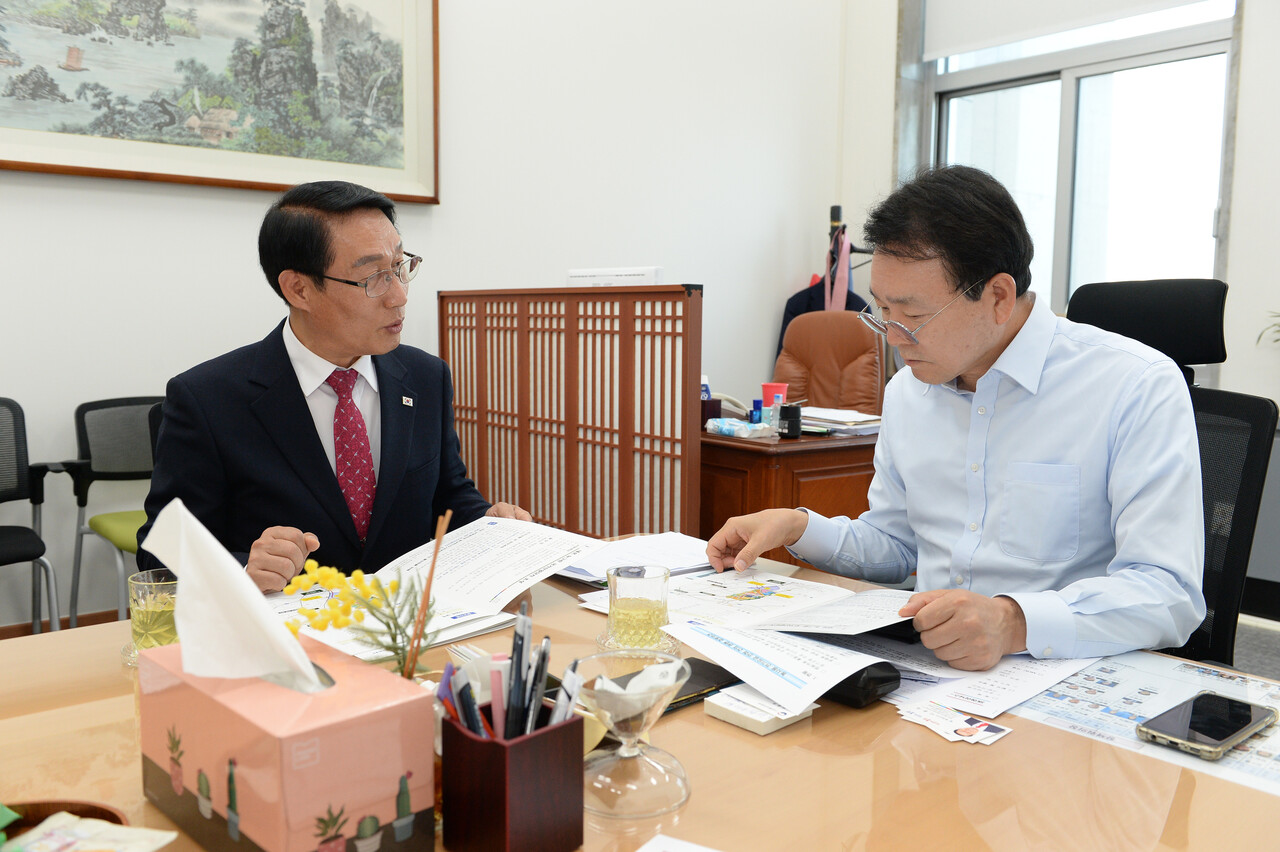 이용록 홍성군수가 성일종 국민의힘 정책위의장을 만나 지역 현안사업 지원을 요청했다. 홍성군 제공.