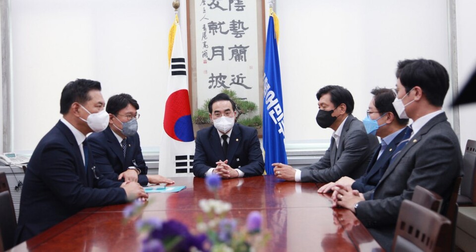  더불어민주당 소속 대전지역 국회의원들이 지난 3일 오전 박홍근 원내대표(가운데)를 만나, 방위사업청 대전 이전에 대한 당 차원의 대응 방안에 대해 협의하고 있다. 자료사진.