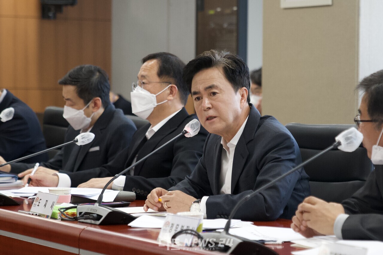 김태흠 충남지사가 21일 충남도청 중회의실에서 열린 실국원장회의에서 "정의로운 전환 기금을 국가가 책임 질 수 있도록 법제화해야 한다"고 주장했다. 황재돈 기자. 
