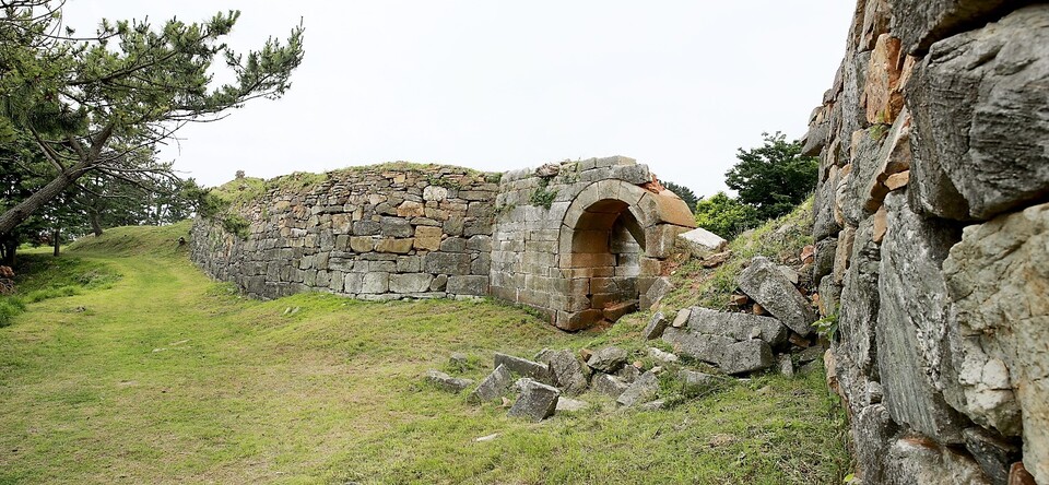 훼손된 안흥진성. 태안군 제공.