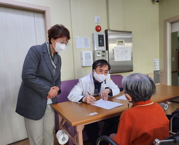 23일 대전복지장기요양센터에서 입소자와 종사자를 대상으로 방문접종을 실시하고 있다.  대전 유성구 제공