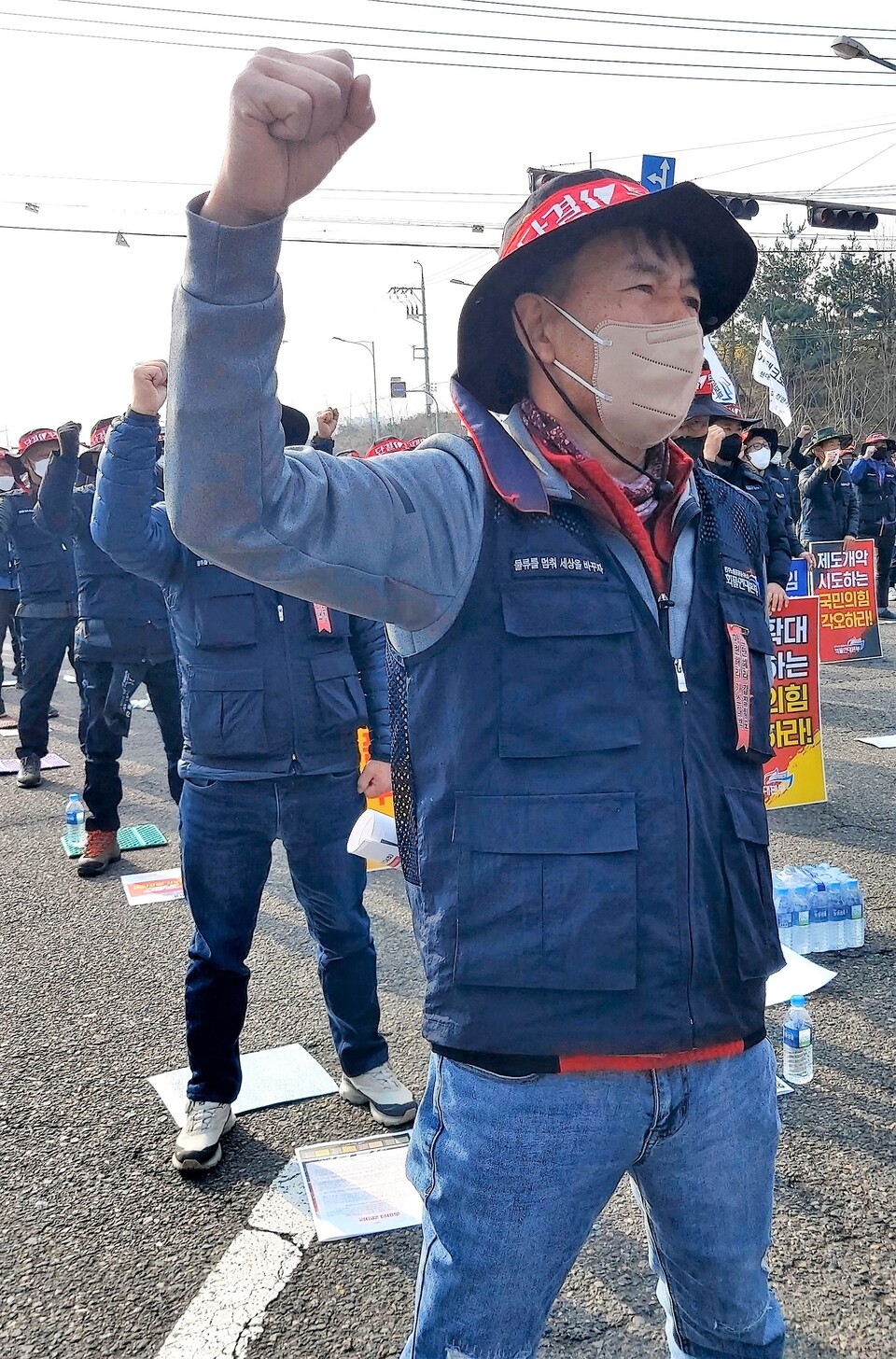 민주노총 화물연대 충남지역본부 노조원이 결연한 의지로 일몰제폐지를 주장하고 있다. 최종암 기자.