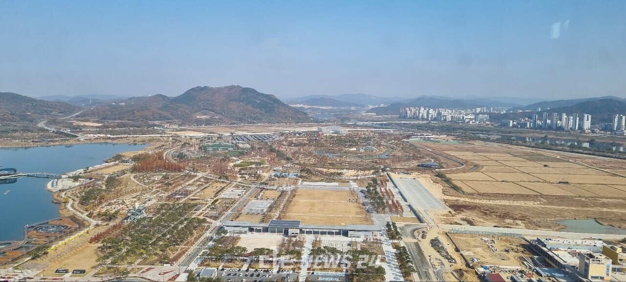 좌측부터 호수공원, 중앙공원 1단계(가운데), 가장 우측 비어 있는 공간이 중앙공원 2단계 부지. 이희택 기자.