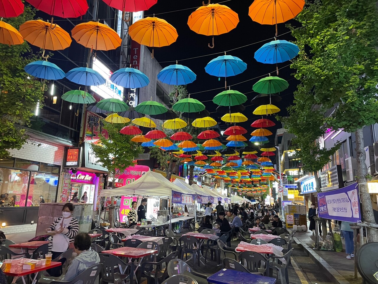 지난달 열린 대전 0시 뮤직페스티벌 축제 현장. 우산 약 1만2500여 개 이상이 거리를 꾸미는 데 쓰였고, 먹거리 행사 코너 등에는 일회용 비닐, 현수막 등이 쓰였다. 대전참여자치시민연대 띠모크라시 제공.
