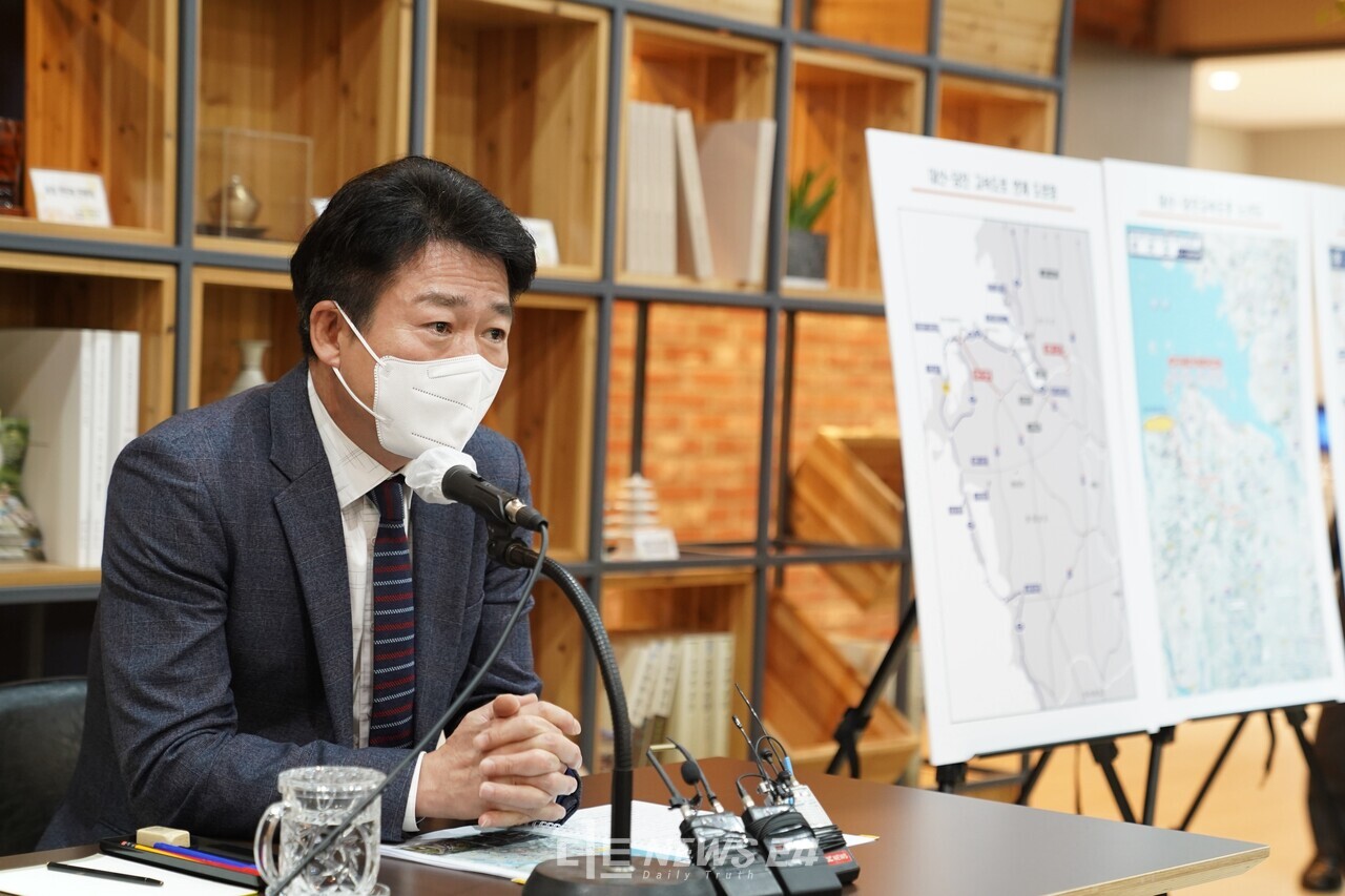 홍순광 충남도 건설교통국장이 28일 도청 프레스센터에서 대전-당진고속도로 타당성 재조사 통과와 관련해 기자간담회를 갖고 있다. 황재돈 기자.