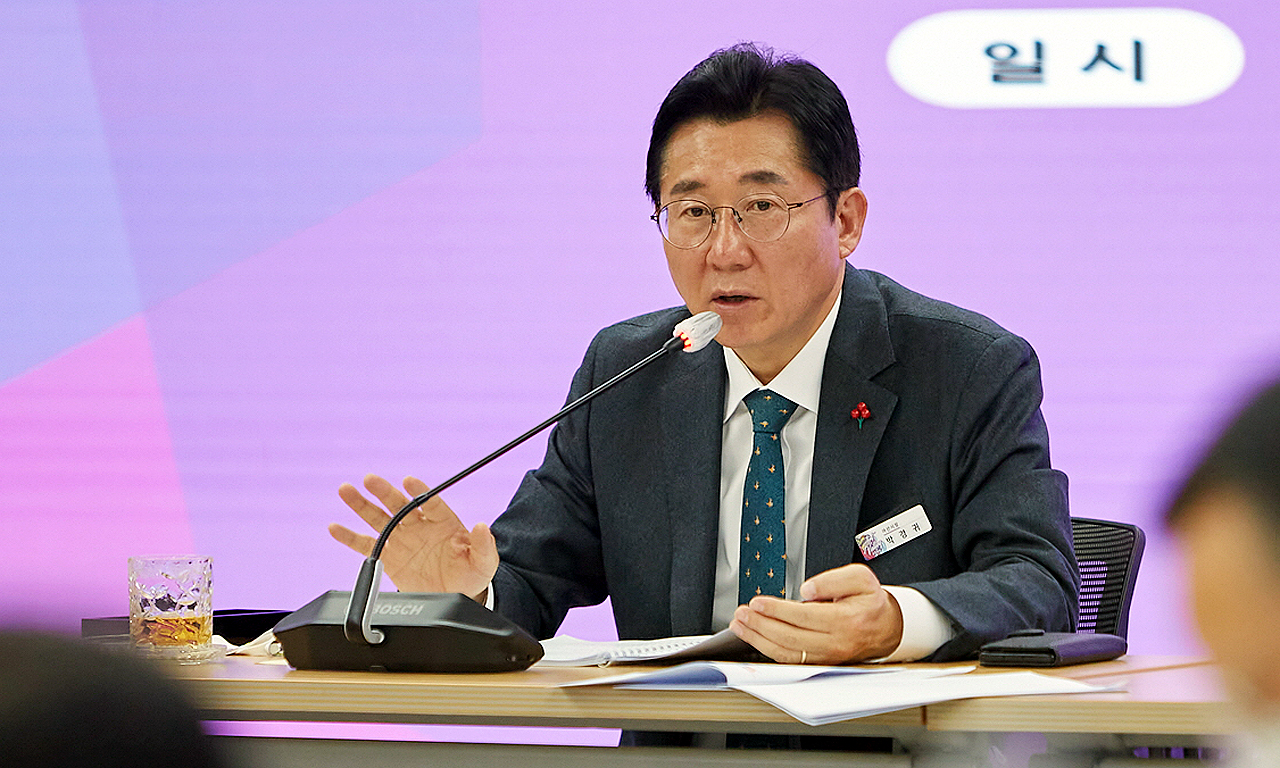 28일 확대간부회의에서 내년부터 전환되는 주민자치회를 "전국 최고로 만들겠다"고 밝힌 박경귀 아산시장. 박 시장의 1호 결재 공약인 참여자치위원회도 이날 상임위원회를 통과하며 민선8기 아산시정의 자치행정 정책이 탄력을 받을 전망이다. 아산시 제공.