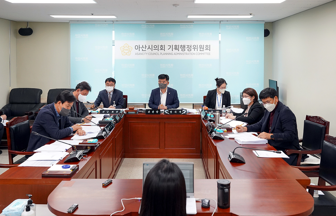 28일 열린 아산시의회 기획행정위원회 참여자치위원회 조례안 심의 모습. 아산시의회 제공.