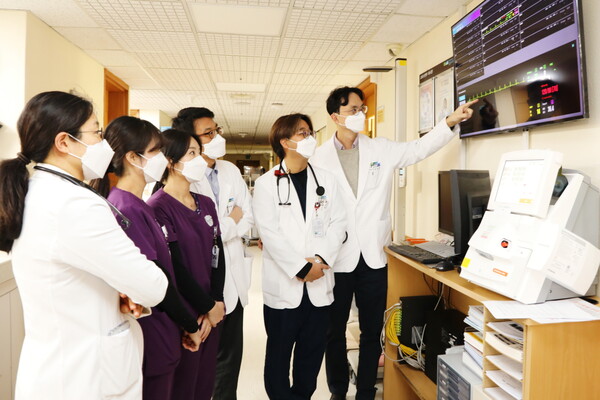 순천향대천안병원 의료진이 간호스테이션 앞에 설치된 모니터를 통해 입원환자의 생체정보를 확인하고 있다. 