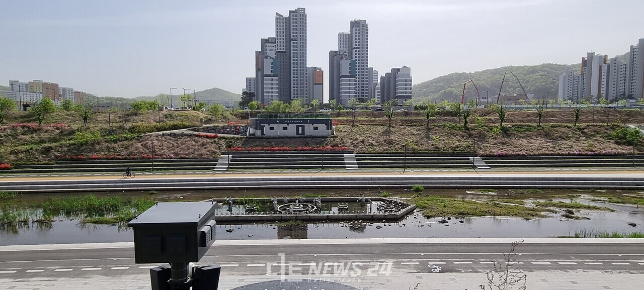 반곡동과 집현동 사이를 가로지르는 삼성천 음악분수 전경. 당초 2020년 상반기 준공 목표를 제시했으나 지난해 하반기 들어 완공됐다. 반곡동에 이어 집현동 입주가 마무리 단계로 가고 있으나 분수 가동 시기는 2023년 5월에야 가능한 것으로 보인다. 자료사진. 