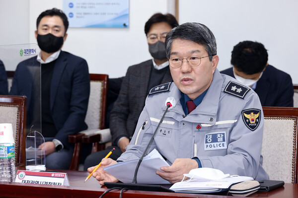 윤소식 대전경찰청장이 화물연대 운송거부와 관련해 입장을 밝히고 있다. 대전경찰청 제공