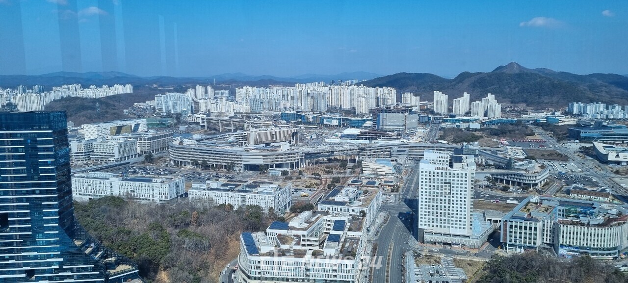 정부세종청사를 포함한 행복도시 신도시 전경. 이희택 기자.