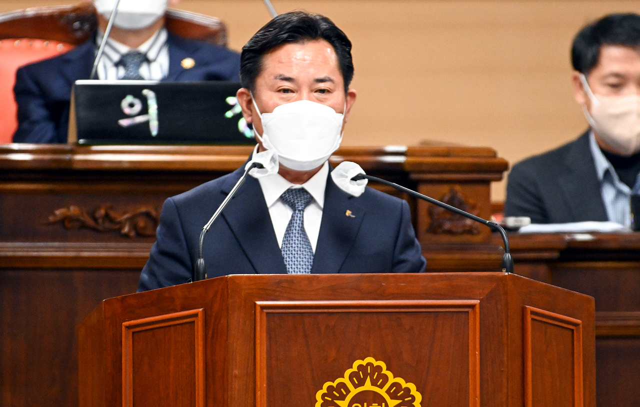 박정현 부여군수가 7일 제269회 정례회 군정질문에서 민선8기 핵심공약인 ‘100개 우량기업 유치’에 대한 청사진을 제시했다. 부여군 제공.
