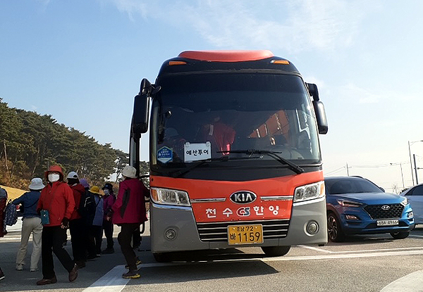 충남 예산군은 코레일과 연계해 예산을 방문하는 서울·경기권의 기차여행객을 대상으로 맞춤형 레일시티투어를 9일부터 24일까지 시범 운영한다고 밝혔다. 예산군 시티투어 모습. 예산군 제공.