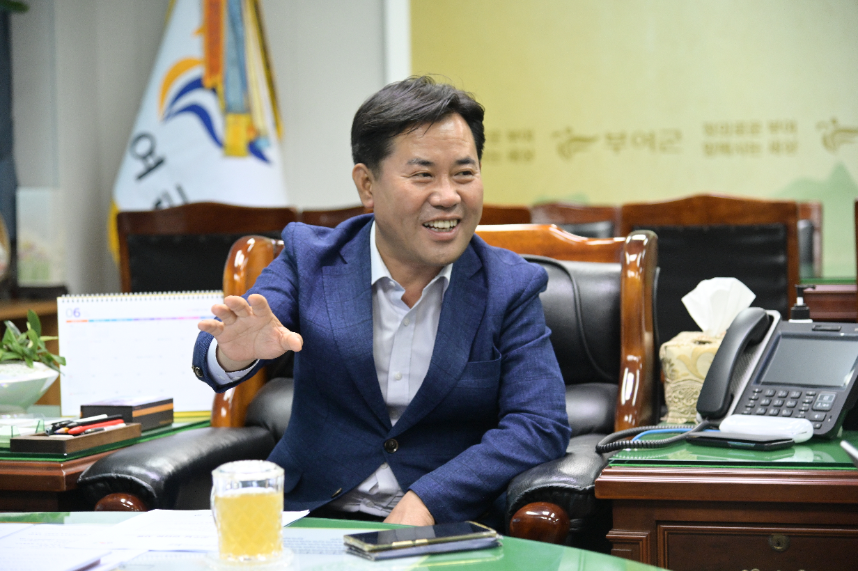 박정현 부여군수가 민선8기를 맞아 ‘함께 만드는 더 큰 부여’라는 비전 아래 6대 군정 목표를 설정했다. 특히 그는 구체적인 '숫자'로 목표를 밝히고 있어 민선8기 군정의 현실성과 방향성을 강조하고 있다. 부여군 제공. 