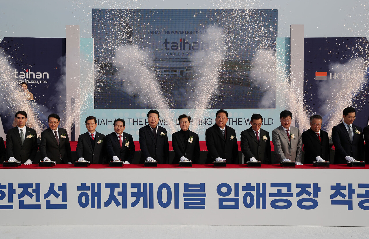 충남도는 9일 김태흠 충남지사, 오성환 당진시장, 어기구 의원(더불어민주당·당진), 나형균 대한전선 대표이사 등이 참석한 가운데 당진시 송악읍 고대지구에서 대한전선 해저케이블 임해공장 착공식을 개최했다고 밝혔다. 충남도 제공.