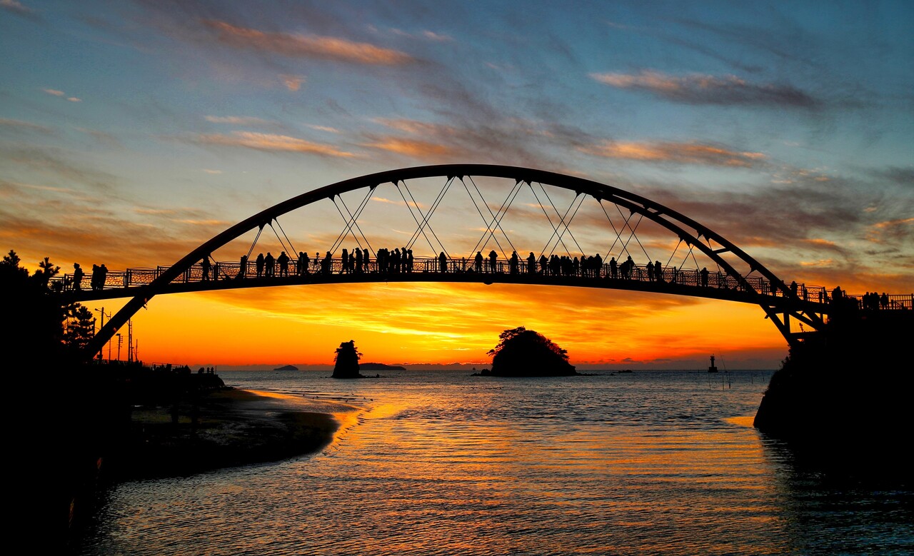 ‘2023-2024 한국관광 100선’에 충남도 관광지 6곳이 선정됐다. 6년 연속 선정된 안면도 꽃지해수욕장 해안공원모습. 충남도 제공.