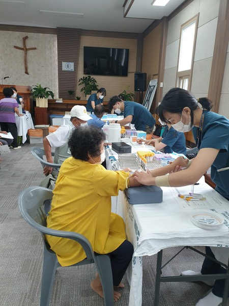 순천향대천안병원 충남환경보건센터가 지난 8월 부여군 장암면 일대 주민들을 대상으로 실시한 환경오염 피해 확인 건강영향조사 모습 