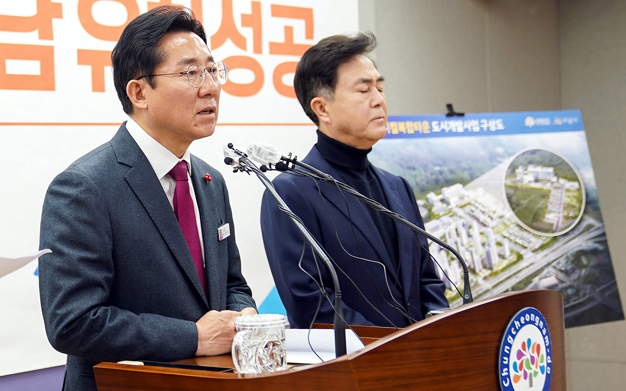 박경귀 아산시장이 14일 충남도청 프레스센터에서 열린 국립경찰병원 분원 유치 기자회견에서 "초사동 부지 인근을 미니신도시로 개발하겠다”고 밝혔다. 황제돈 기자.