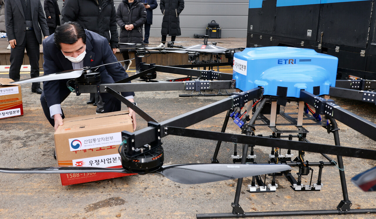 시는 15일 원산도에서 김동일 시장과 손승현 우정사업본부장 등 관계자가 참석한 가운데 다지점 우편물 드론배송 시연회를 개최했다고 밝혔다. 보령시 제공.