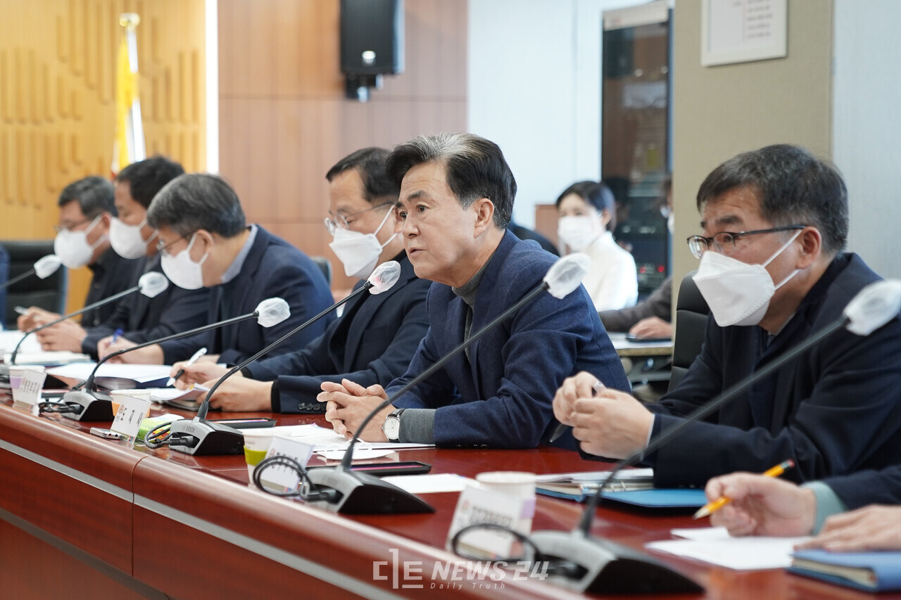김태흠 충남지사가 19일 도청 중회의실에서 열린 실국원장회의에서 국가 차원의 석탄화력발전 폐지지역 지원이 필요하다고 강조했다. 황재돈 기자. 