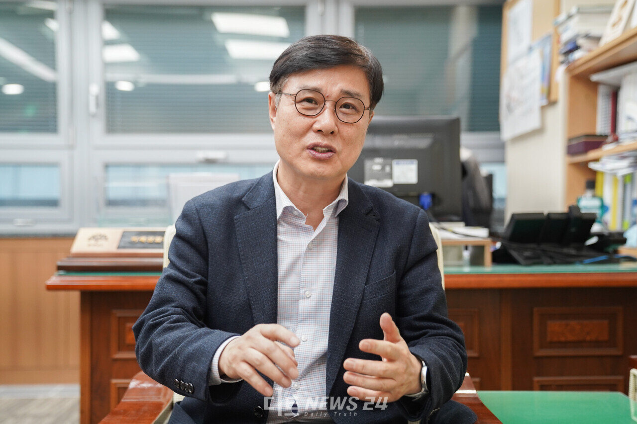 디트뉴스와 인터뷰를 하고 있는 유재룡 충남도 미래산업국장.