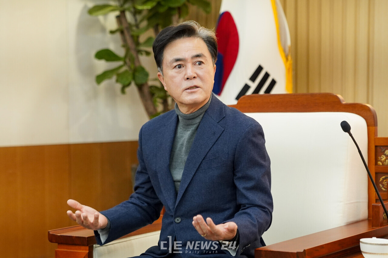 김태흠 충남지사가 충남도 첫 정기인사를 앞두고 인사 청탁과 관련해 고위 공무원에게 불호령을 내렸다. 사진은 김 지사가 지난 19일 기자 간담회를 갖고 있는 모습. 황재돈 기자. 