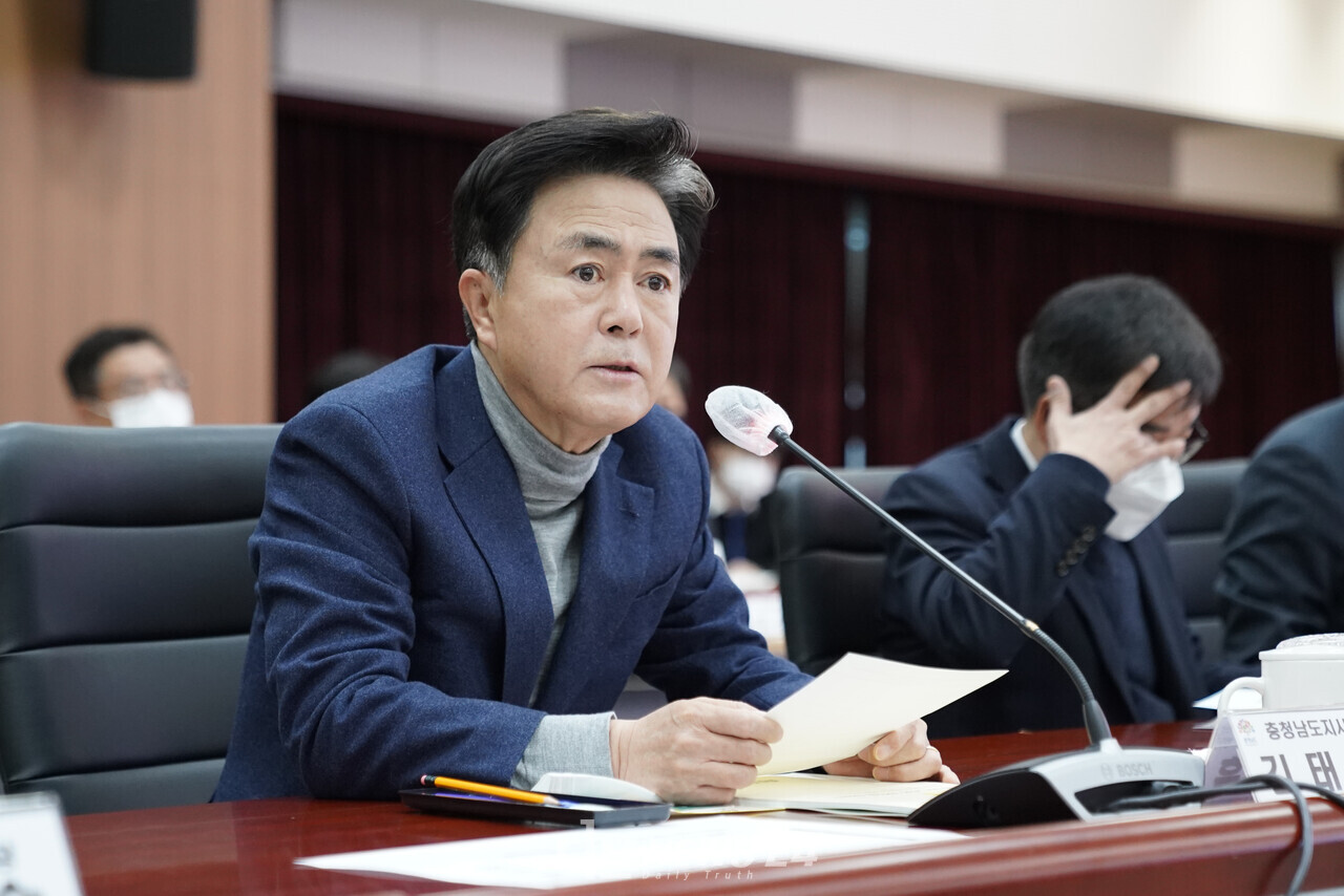 김태흠 충남지사가 21일 도청 대회의실에서 열린 경제상황 점검회의서 인사말을 하고 있다. 황재돈 기자.