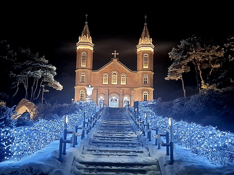 당진합덕성당에 설치된 성탄절 맞이 야간조명. 당진시 제공.