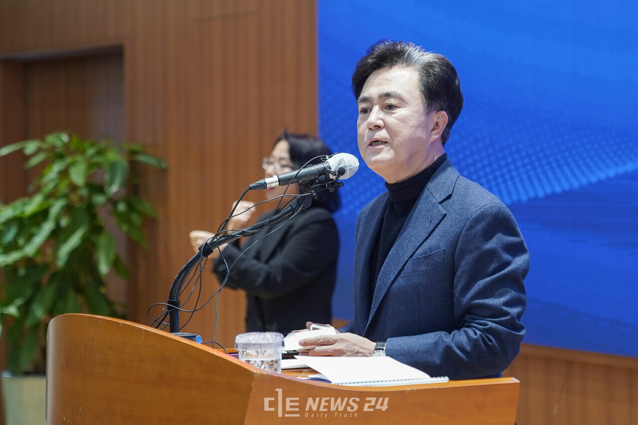 김태흠 충남지사가 22일 도청 대회의실에서 송년기자회견을 열어 2023년 중점과제로 ‘농어업 스마트 미래성장 산업화’와 ‘지역주도 발전’, ‘신(新) 경제산업지도 구축’, ‘사회안전망 구축’ 계획을 발표했다. 황재돈 기자. 