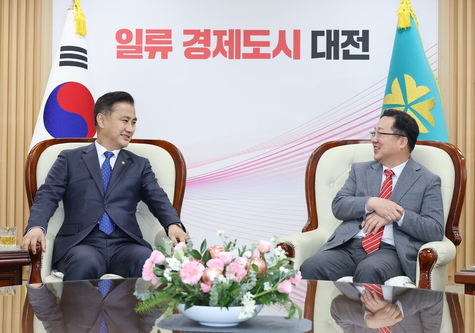 이장우 대전시장(오른쪽)이 22일 오전 엄동환 방위사업청장과 만나 방사청 대전 이전 계획에 대해 협의하고 있다. 대전시 제공. 