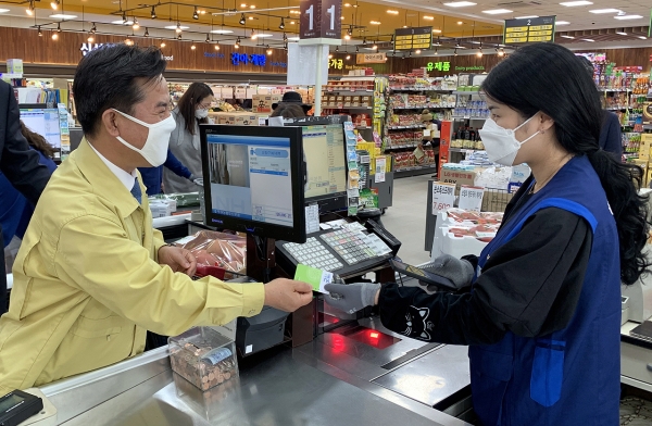 지역화폐인 굿뜨래페이를 직접 사용하고 있는 박정현 부여군수(왼쪽). 자료사진.