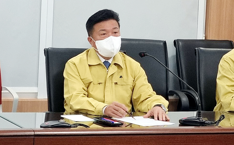 최재구 예산군수가 27일 덕산면 산란계 농장에서 조류인플루엔자 의심 사례가 발생하자 긴급 대책회의를 주재하고 있다. 최재구 군수 페이스북 갈무리.