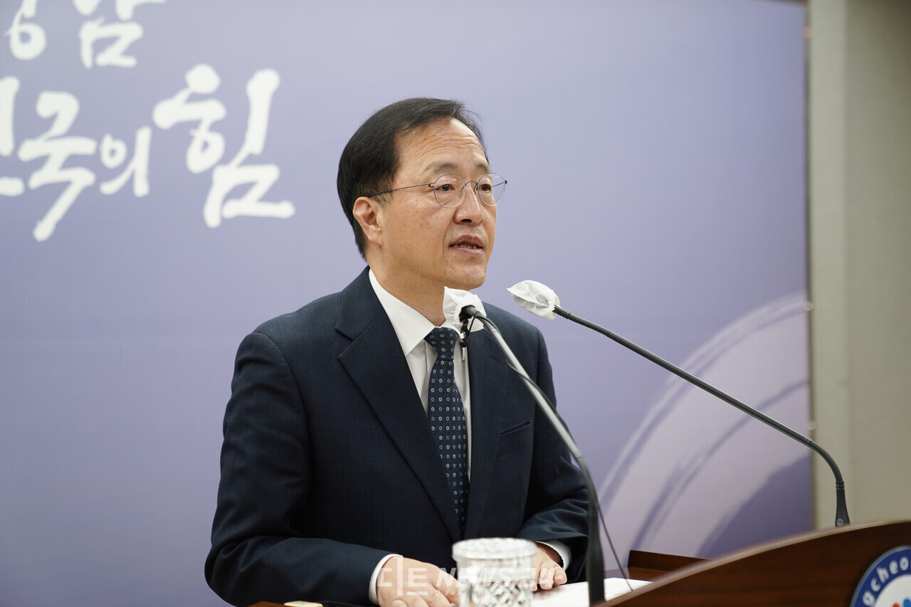 이필영 충남도 행정부지사가 28일 도청 프레스센터에서 2023년 상반기 정기인사를 발표하고 있다. 황재돈 기자.