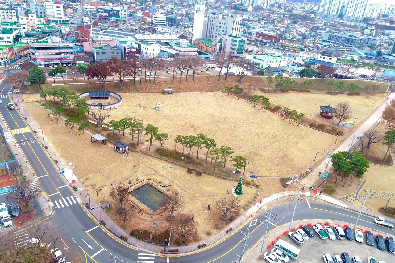 읍성 내 임시주차장을 잔디관장으로 조성한 모습. 홍성군 제공.