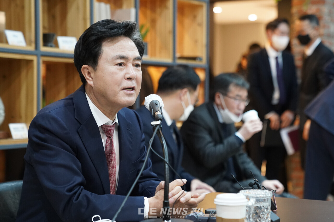 김태흠 충남지사가 2일 도청 프레스센터 기자간담회에서 새해 첫 일성으로 도민 숙원사업 해결을 강조했다. 황재돈 기자. 