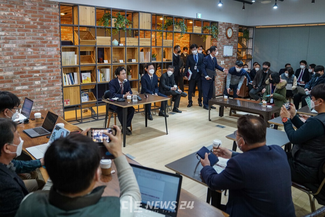 김태흠 충남지사가 2일 도청 프레스센터에서 기자간담회를 갖고 있는 모습. 황재돈 기자.