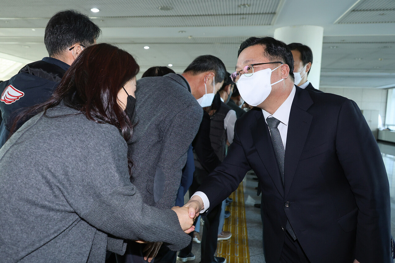 이장우 대전시장이 2일 열린 새해 시무식에서 공직자들과 악수를 나누고 있다. 대전시 제공.