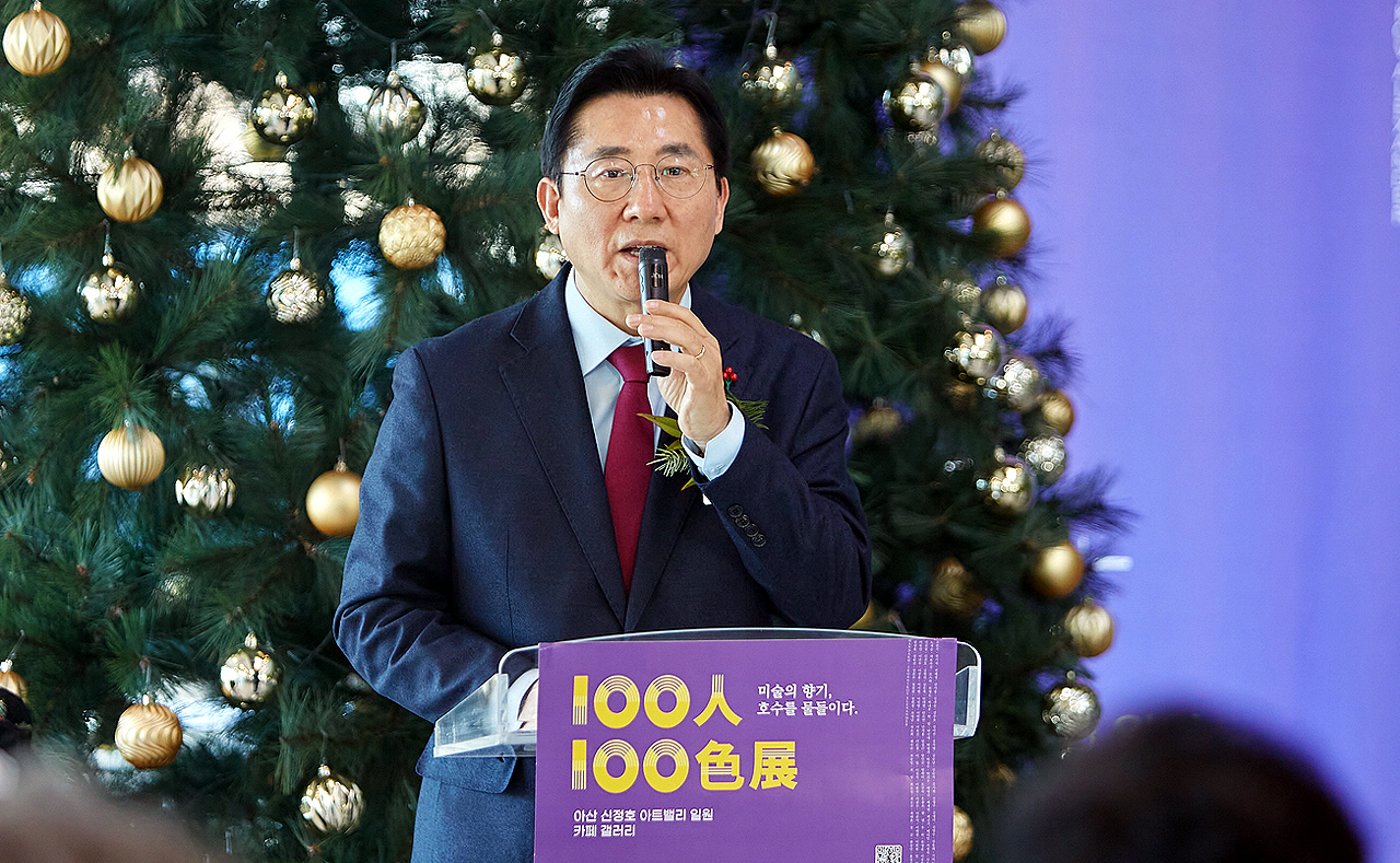 ‘제1회 신정호 아트밸리 아트 페스티벌―100인 100색전’에서 기념사를 하고 있는 박경귀 아산시장. 아산시 제공.