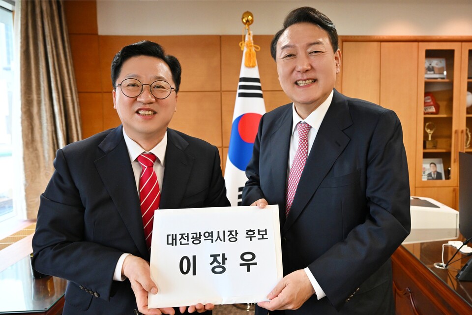대전시장 후보시절, 윤석열 대통령 당선인(오른쪽)을 만난 이장우 대전시장. 자료사진.