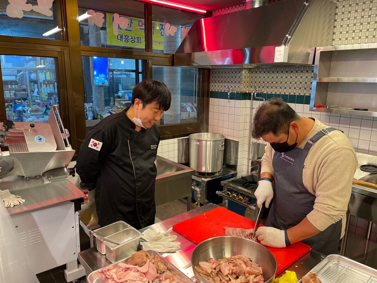 이번 프로젝트 기간 동안 새로 창업하는 곳 외에도 예산시장 내 기존 점포에서도 추가 메뉴 개발에 동참했다. 예산군 제공.