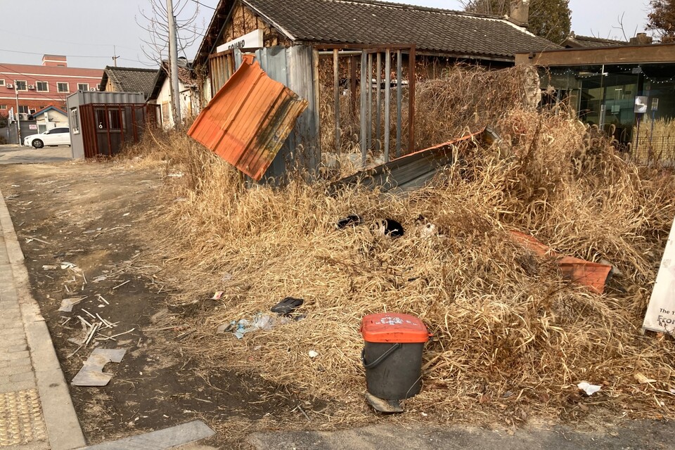 대전 소제동 유명한 맛집으로 불리는 식당 옆 쓰레기와 철제 구조물이 놓여있는 모습. 유솔아 기자