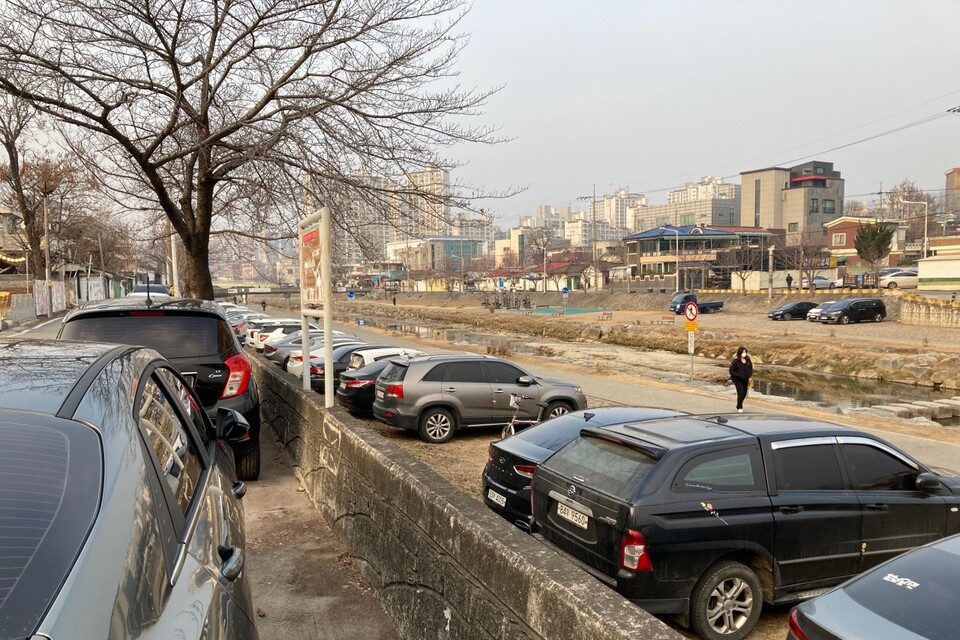 대전 소제동을 방문한 관광객들은 대부분 동네 뒤편 하상도로에 차를 댄다. 유솔아 기자