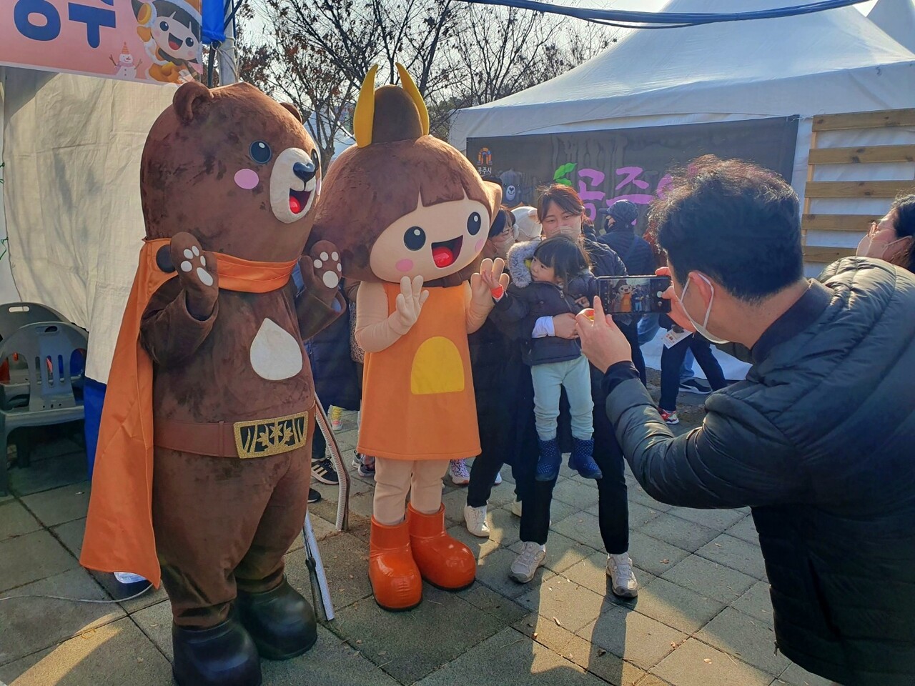 공주시 마스코트 고마곰과 공주로 변장한 캐릭터들과 관광객들이 기념 사진을 찍고 있다. 김다소미 기자. 