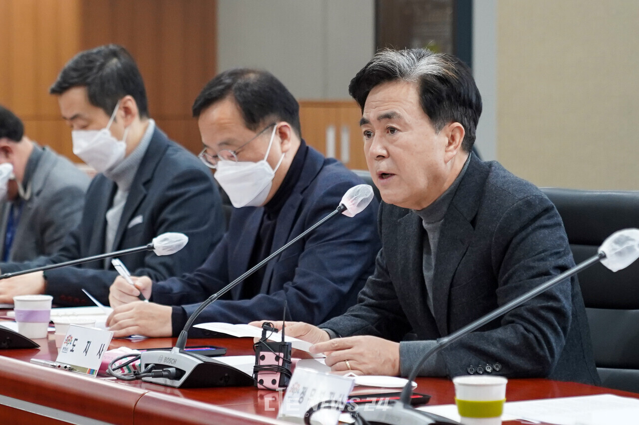 김태흠 충남지사가 9일 실국원장회의에서 공공기관 유치를 위해 국토부와의 협력과 기관을 대상으로 한 홍보 중요성을 피력했다. 황재돈 기자.