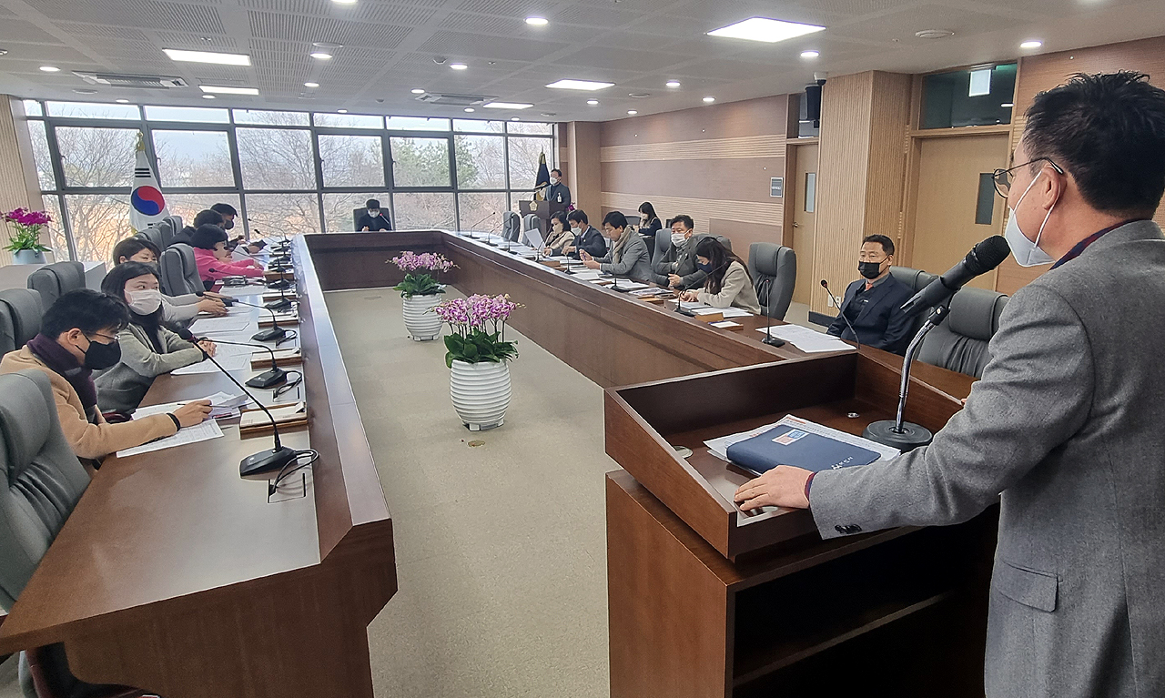 9일 열린 아산시의회 의원회의에서 충남도 산하 공공기관 이전 추진 상황에 대해 설명하고 있는 오채환 국장(오른쪽 단상)과 이를 듣고 있는 의원들. 이 자리에서 의원들은 집행부의 강력대응을 촉구했다. 안성원 기자. 