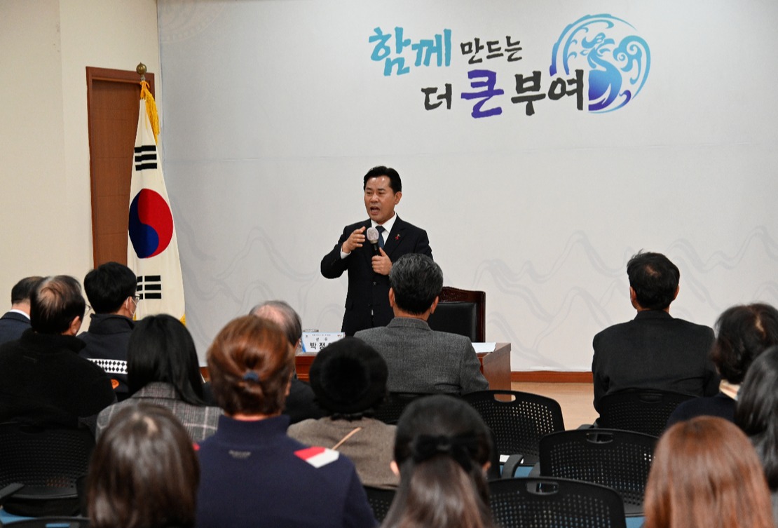 박정현 부여군수가 9일 민선8기 첫 읍면 순방에서 최근 언론에서 보도된 ‘살기좋은 지역 공개’ 조사 결과를 언급하며 “도내에서 2위를 차지했다"고 밝혔다. 부여군 제공.