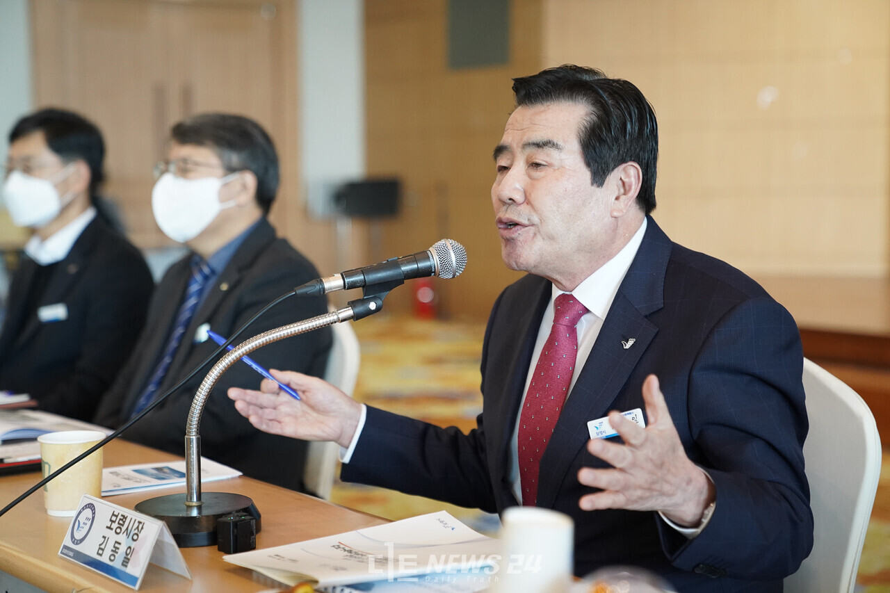 김동일 보령시장은 10일 무창포해수욕장 비체팰리스에서 열린 신년기자회견에서 '보령-대전고속도로' 건설 추진 의지를 재차 밝혔다. 황재돈 기자.