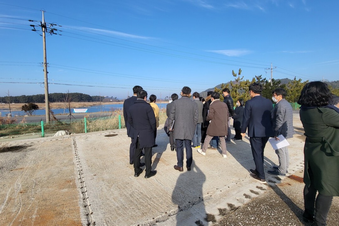 KDI는 지난 10일 장항 국가습지복원사업 대상지에서 예비타당성 조사를 위한 현장답사를 진행했다. 충남도 제공.
