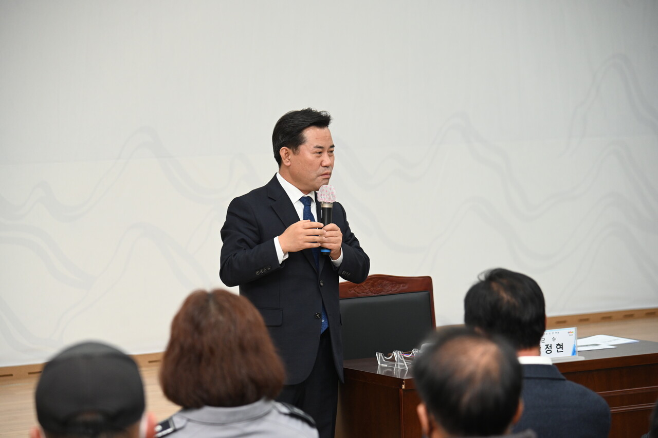 박정현 부여군수가 지난 12일 장암면 읍면순방에서 '소각장 건립'을 반대하는 주민들을 향해 쓴소리를 했다. 부여군 제공.