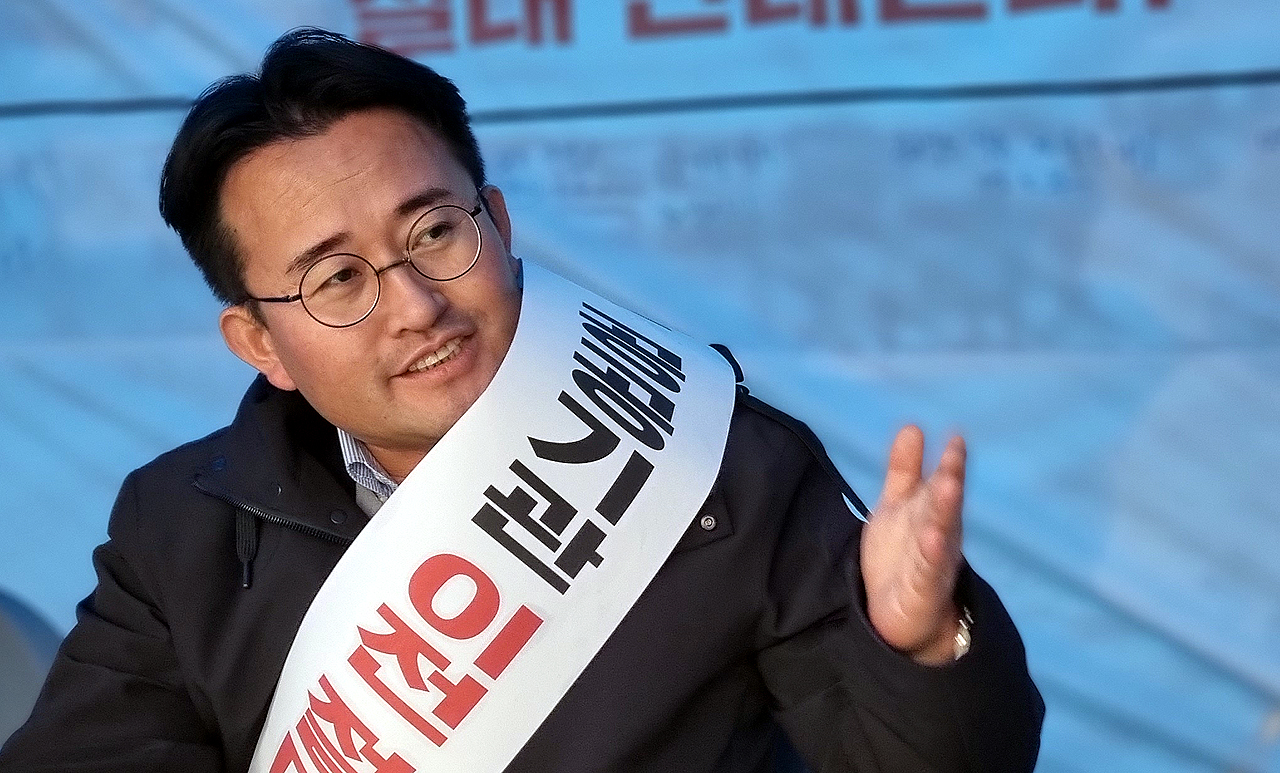 안장헌 충남도의원이 도의 산하 공공기관 통폐합 강행을 막기 위해 천막농성에 들어갔다. 그는 도가 '경영효율화'를 명분으로 아산시민에게 피해뿐인 공공기관 이전을 일방적으로 강요하고 있다며 항변했다. 안성원 기자.